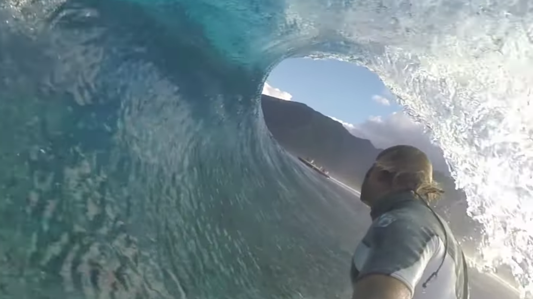 Anthony Walsh sous tous les angles dans les tubes parfaits de Teahupoo