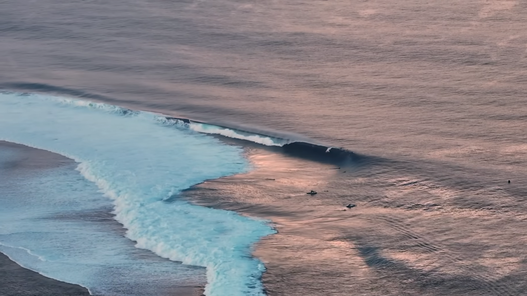 Les sessions pendant le désastre de Teahupo'o , Des vagues gigantesques ...